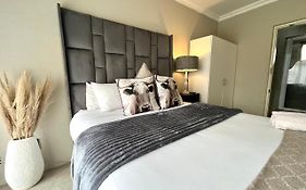 Or Tambo Stay Unit 1